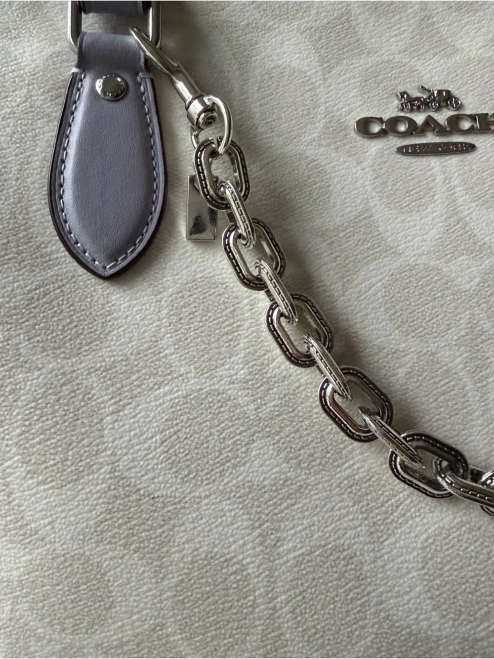 Coach Gallery Tote in leather / signature canvas with chain charm - Picture 7 of 12